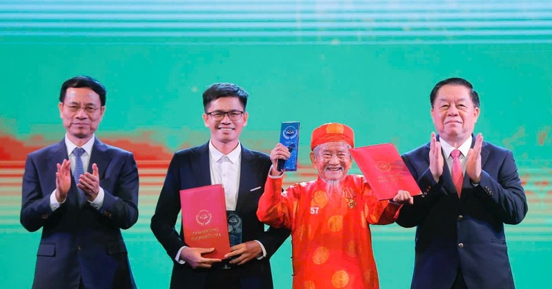 The 104-year-old author Nguyen Dinh Tu receives A prize at the 2024 National Book Awards. (Photo: MINH QUYET)