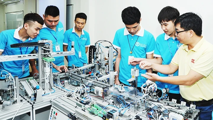 It is crucial to focus on training high-quality human resources ready for high-tech investment projects. (Photo: HAI NAM)