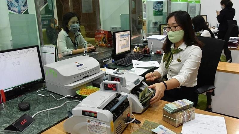 Customers conduct transactions at a Vietcombank branch. (Photo: LAM THANH)