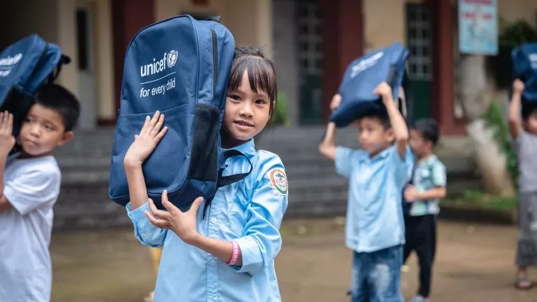 Children at Phuc Khanh 1 Primary and Secondary School in Lao Cai Province receive school bags and essential school supplies through UNICEF's support. (Photo: UNICEF Vietnam)