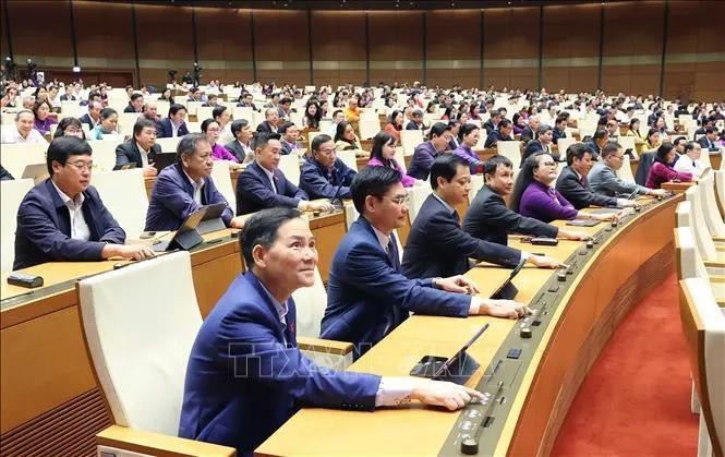 NA deputies vote to approve a resolution on the establishment of centrally-run Hue city (Photo: VNA)