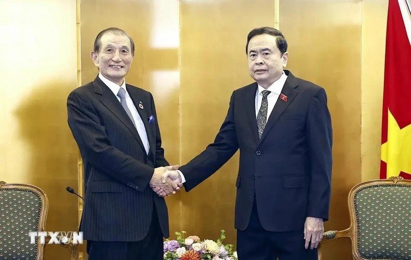 Chairman of the Vietnamese National Assembly Tran Thanh Man (R) receives Chairman of Japan’s Tokyu Group Hirofumi Nomoto in Tokyo on December 5. (Photo: VNA)