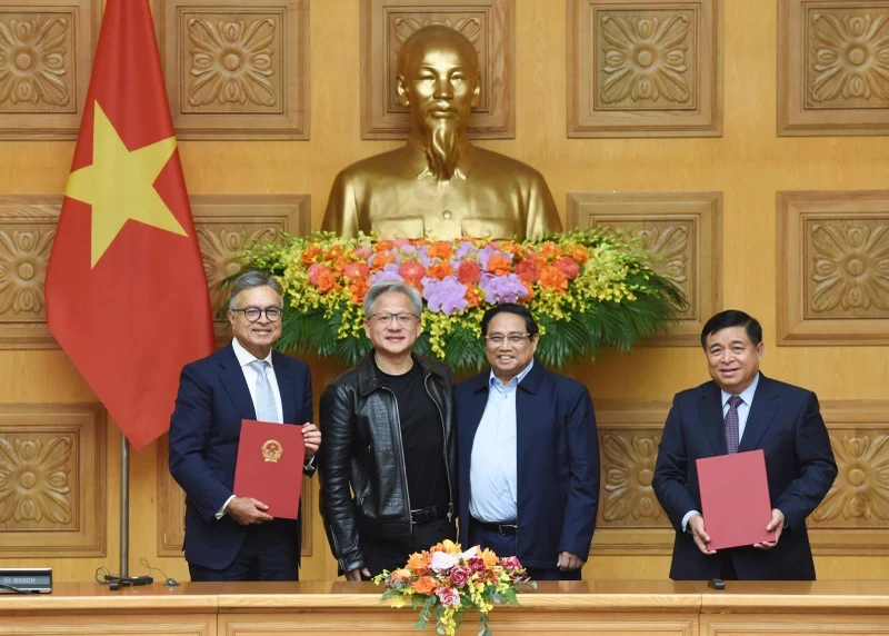 Prime Minister Pham Minh Chinh (second, from right), and President and CEO of NVIDIA Jensen Huang at the ceremony to announce the cooperation agreement between the Government of Vietnam and the US chip giant. (Photo: NDO) 