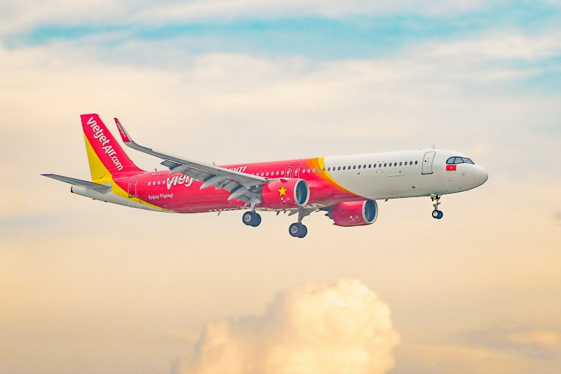 Celebrating the year-end festive season, Vietjet discount 10% for a group of 3 to 5 passengers when booking Eco tickets.