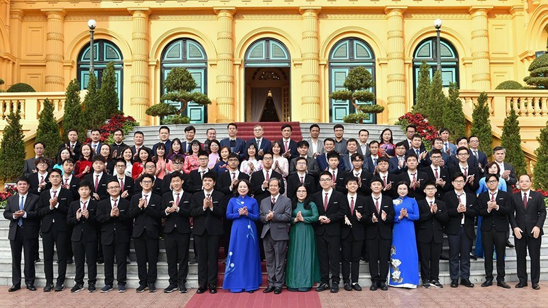 Vice President Vo Thi Anh Xuan, Minister of Education and Training Nguyen Kim Son, and other representatives pose for a photo with the students who won medals at the 2024 international Olympiads and scientific and technological competitions.