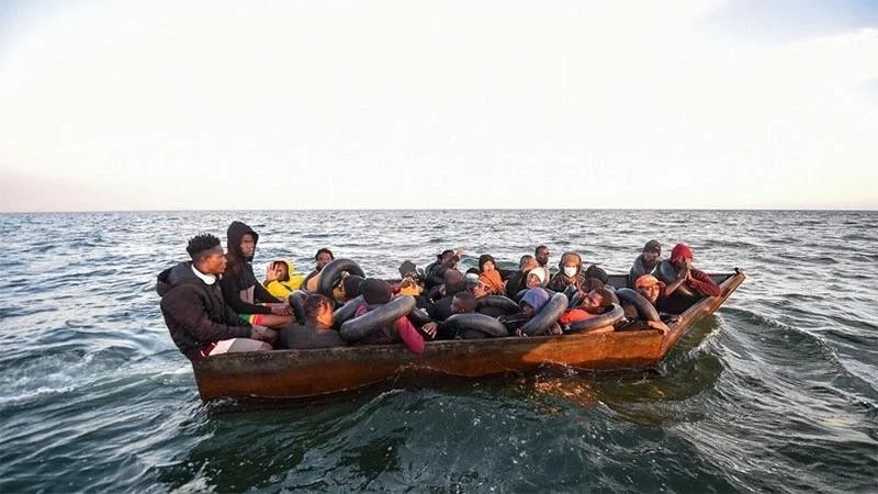 Migrants drifting in the Mediterranean Sea off the coast of Sfax, Tunisia. (File photo: AFP/VNA)
