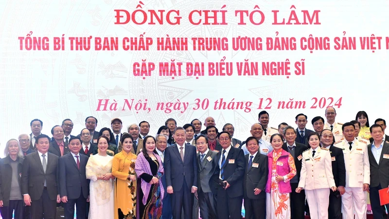 Party General Secretary To Lam poses for a photo with representatives of artists and writers from across the country in Hanoi on December 30. (Photo: NDO) 