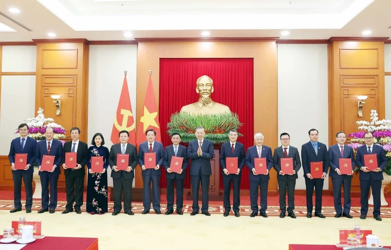 Party General Secretary To Lam presents decisions on the authority, functions, tasks, organisational structures, and working relations of the 13 agencies. (Photo: VNA) 