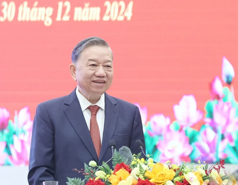 Party General Secretary To Lam addresses a meeting with 200 prominent intellectuals and scientists in Hanoi on December 30 (Photo: VNA) 