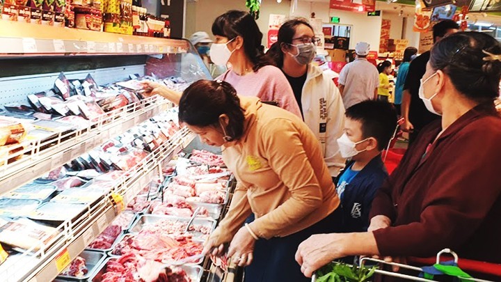 The recovery in consumption is expected to continue in 2025. (Photo: HAI NAM)