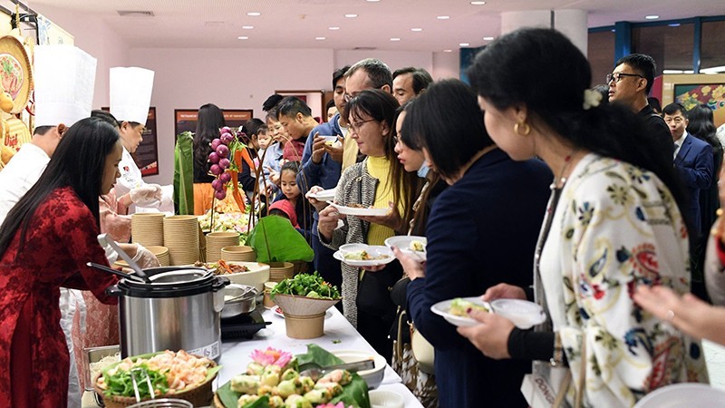 Diners queue to enjoy Vietnamese dishes at the "Vietnam Day in Saudi Arabia" 2024.