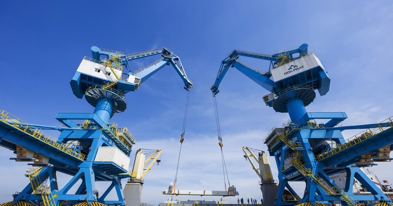 Cargo handling at the Hoa Phat General Port in the Dung Quat Economic Zone (Quang Ngai Province).(Photo: Tran Nguyen Nghi)