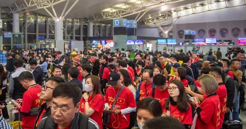 Vietnamese fans flock to Thailand for ASEAN Cup 2024 final (Photo: VNA) 