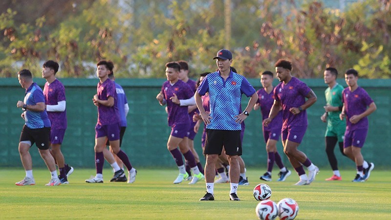 Coach Kim Sang-sik directs the Vietnam team’s training in Thailand in preparation for the second-leg of the 2024 ASEAN Cup final (Photo: HA TUNG).