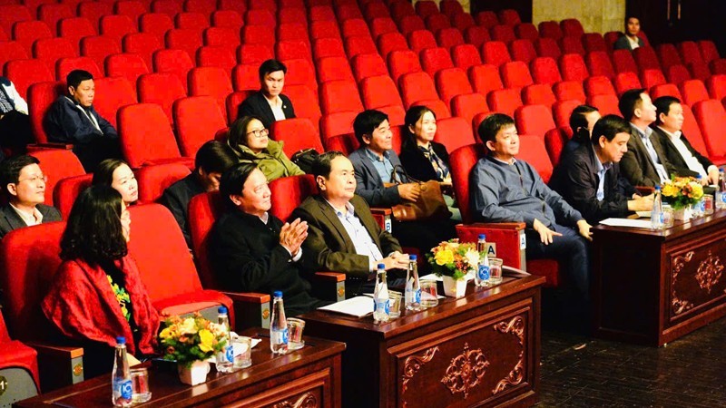 NA Chairman Tran Thanh Man inspects the preparation for the third Dien Hong Award Ceremony. 