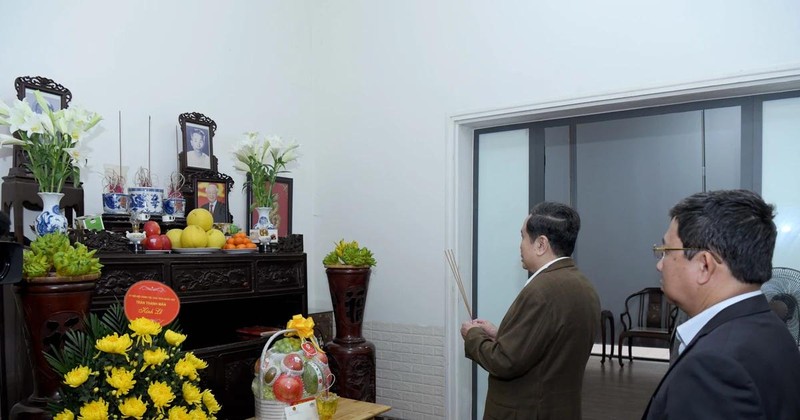 NA Chairman Tran Thanh Man offers incense in tributed to late Party General Secretary Nguyen Phu Trong (Photo: quochohoi.vn)