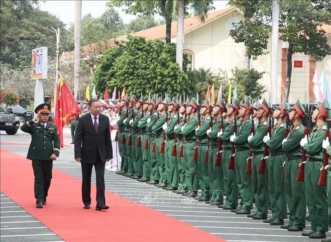 Party General Secretary To Lam visits the Military Command of Binh Duong province. (Photo: VNA) 