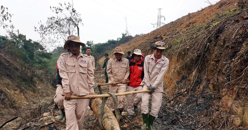 The over 220 kg bomb is carried to a secure storage area in the central province of Quang Binh for safe detonation. (Photo: VNA) 