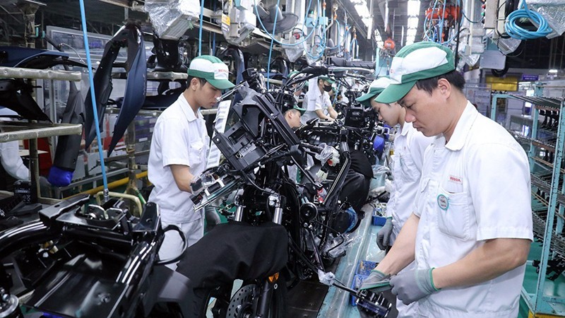 Workers at Honda Vietnam Limited Company check products .