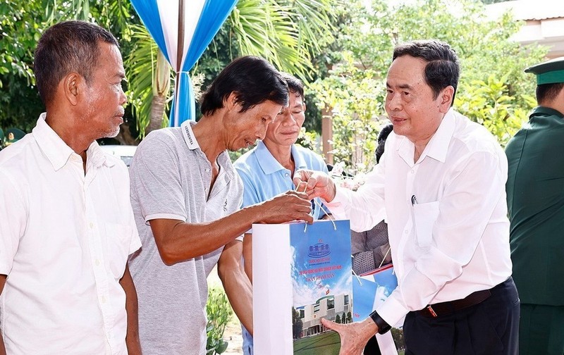 NA Chairman Tran Thanh Man visits and presents Tet gifts to policy beneficiary families, poor households, ethnic minority people, and soldiers at My Long Border Post in Tra Vinh Province.