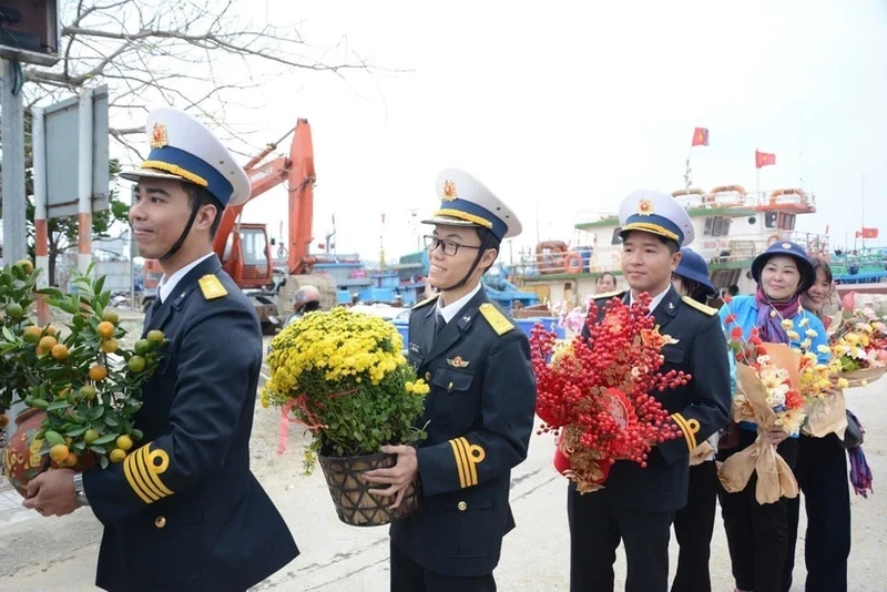 A delegation from the Naval Region 3 Command deliver Tet greetings and provisions to officers, soldiers and people on Ly Son Island on January 11. (Photo: VNA) 