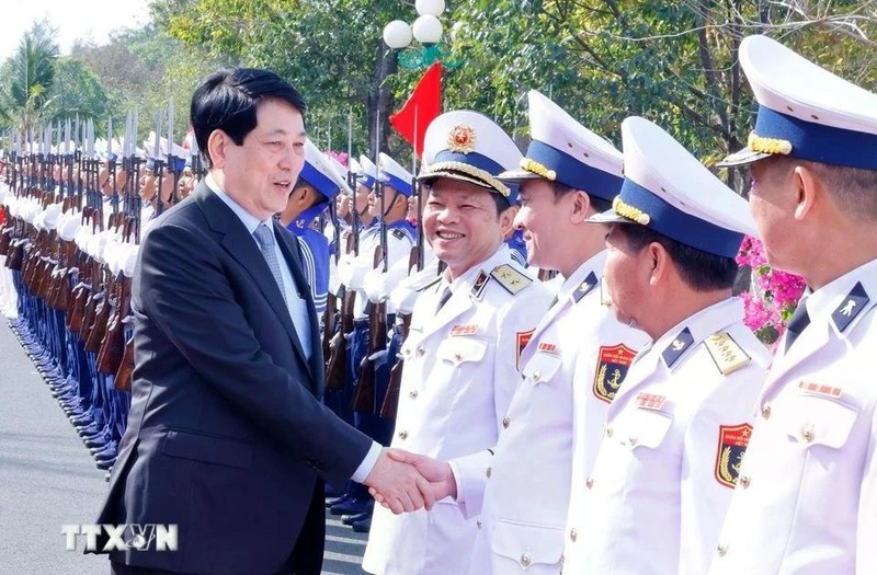 State President Luong Cuong extends Tet wishes to the armed forces based in Phu Quoc island city of Kien Giang (Photo: VNA) 