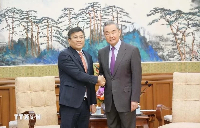 Vietnamese Permanent Deputy Minister of Foreign Affairs Nguyen Minh Vu (L) and Wang Yi, member of the Political Bureau of the Communist Party of China (CPC) Central Committee and Director of the Office of the Central Commission for Foreign Affairs, and Foreign Minister, at their meeting in Beijing on January 14. (Photo: VNA) 