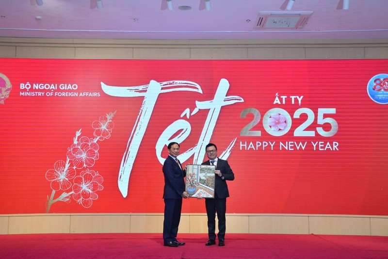 Nhan Dan Newspaper Editor-in-chief Le Quoc Minh congratulates the Ministry of Foreign Affairs for its achievements in 2024.