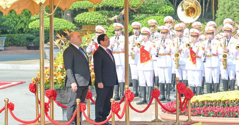 Prime Minister Pham Minh Chinh and his Russian counterpart Mikhail Vladimirovich Mishustin on the podium.