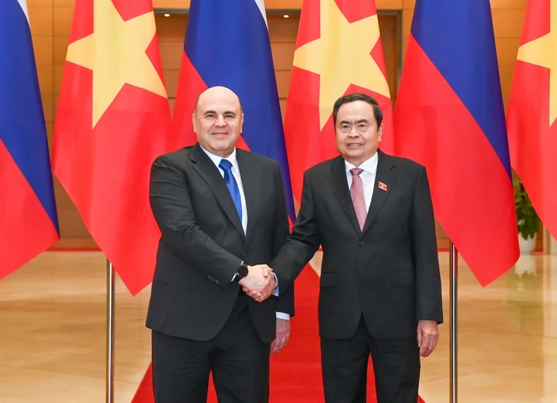 National Assembly Chairman Tran Thanh Man (R) meets with Russian Prime Minister Mikhail Vladimirovich Mishustin (Photo: NDO) 