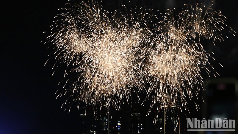 High-altitude fireworks will be displayed at the Saigon River Tunnel area during the New Year 2025 celebration. (Photo: The Anh).