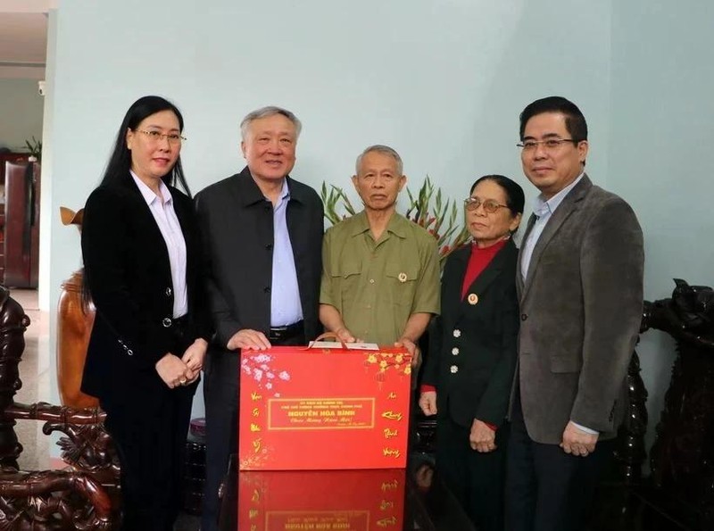 Deputy Prime Minister Nguyen Hoa Binh (second from left) presents gifts to a wounded soldier in Binh Son district, Quang Ngai province. (Photo: VNA) 