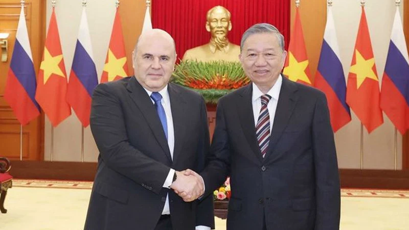 Party General Secretary To Lam (right) gives a reception in Hanoi on January 14 for visiting Russian Prime Minister Mikhail Vladimirovich Mishustin. (Photo: VNA) 