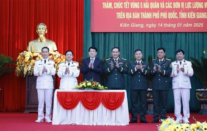 State President Luong Cuong (third, left) and heads of units of armed forces based in Phu Quoc (Photo: VNA) 