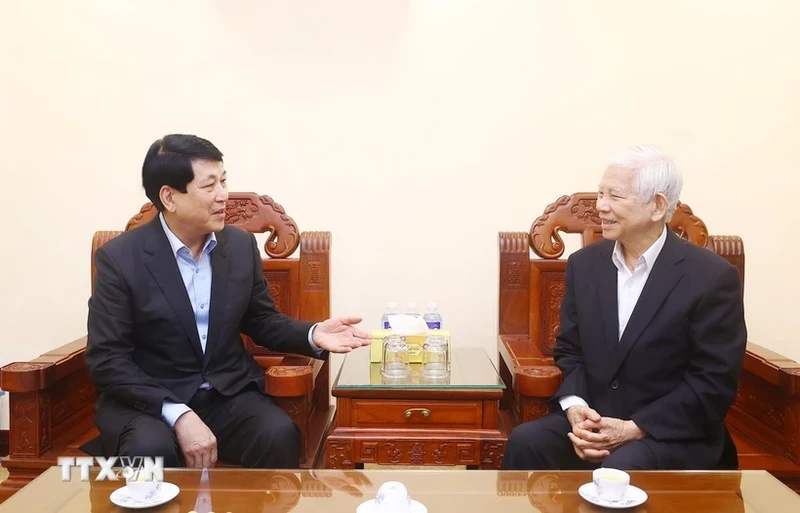 State President Luong Cuong (left) and former State President Nguyen Minh Triet at their meeting on January 14. (Photo: VNA) 