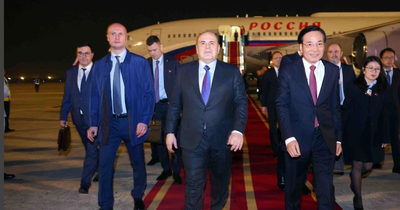 Russian Prime Minister Mikhail Vladimirovich Mishustin (C) arrives in Hanoi in the early morning of January 14, beginning his two-day official visit to Vietnam at the invitation of Prime Minister Pham Minh Chinh. (Photo: VNA) 