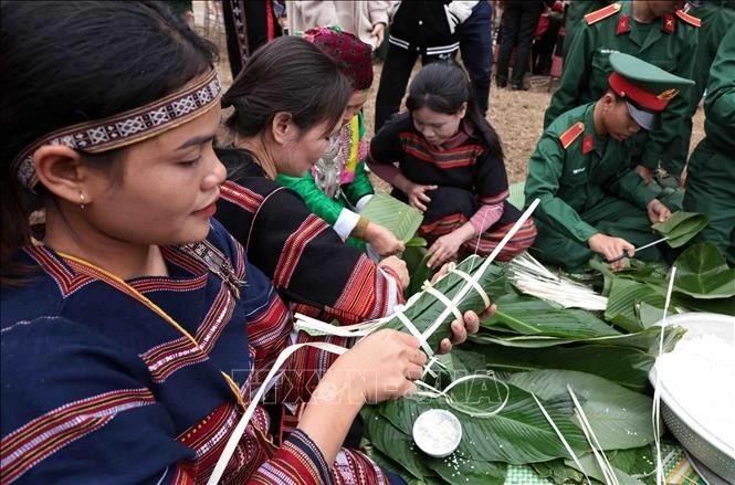 Ede women participate in wrapping "banh chung" at the programme "Green banh chung - for the poor" at the Vietnam Ethnic Culture and Tourism Village in Son Tay township, Hanoi on January 19. (Photo: VNA) 