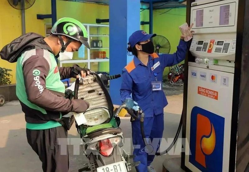 Fuel prices fall from 3:00 pm on February 1 (Photo: VNA) 