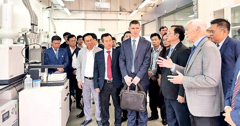 A delegation from the Ministry of Science and Technology visits the Joint Institute for Nuclear Research in Dubna, Russia.