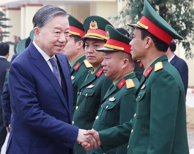 Party General Secretary To Lam and staff of the Missile Brigade 490 (Photo: VNA)