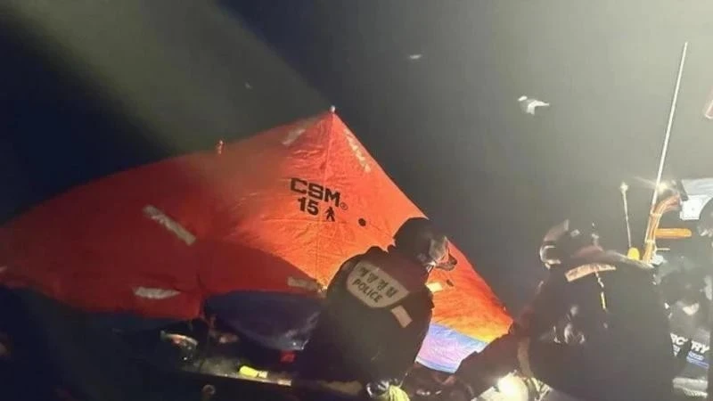 Forces rescue crew members on board. (Source: Yeosu coast guard station/VNA) 