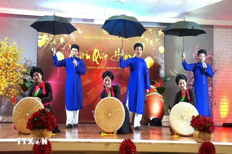 A folk song performance at the gathering. (Photo: VNA) 