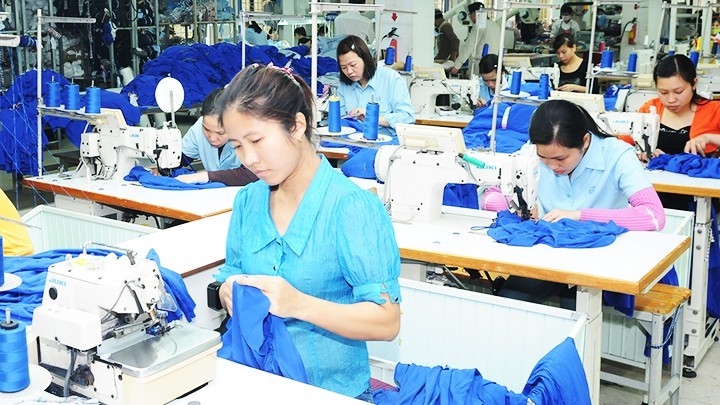To ensure timely export shipments, many garment enterprises have ramped up production from the very beginning of the year. (Photo: NAM ANH)