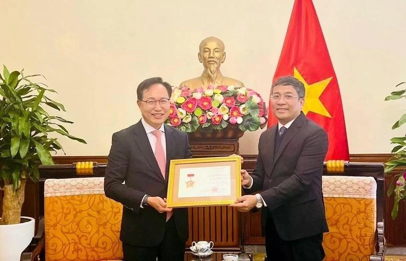 Permanent Deputy Minister of Foreign Affairs Nguyen Minh Vu (right) awards the For the Cause of Vietnam’s Foreign Affairs insignia to General Director of Samsung Vietnam Choi Joo Ho on February 13. (Photo: VNA) 