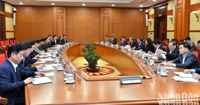 Politburo member and Permanent member of the Secretariat Tran Cam Tu chairs the briefing session with Party committees, offices, and several central agencies.