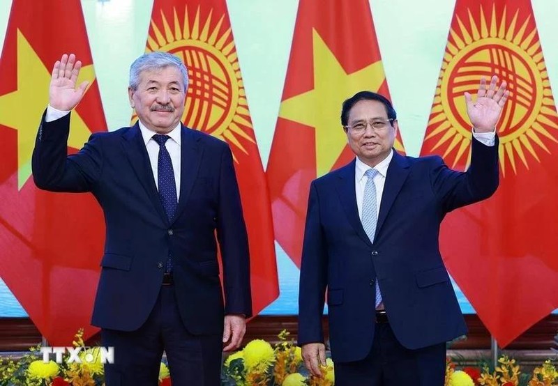 Prime Minister Pham Minh Chinh (R) and his Kyrgyz counterpart Adylbek Kasymaliev at their talks in Hanoi on March 6 (Photo: VNA)