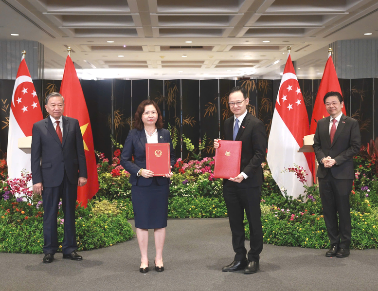 Party General Secretary To Lam (L) and Singaporean Prime Minister Lawrence Wong witness the exchange of the Letter of Intent on March 12. (Photo: the SSC) 