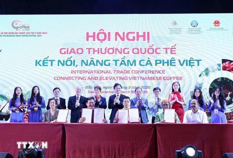 At the signing ceremony (Photo: VNA) 