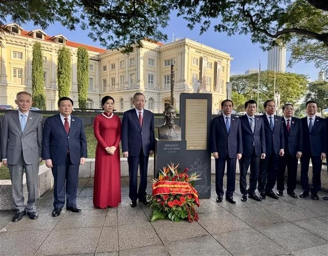 Party General Secretary To Lam (4th from left), his spouse, and a high-ranking Vietnamese delegation visit the statue of President Ho Chi Minh in the Asian Civilizations Museum (ACM), Singapore. (Photo: VNA) 
