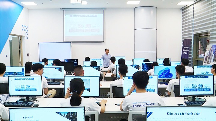 Vietnam is promoting human resource training in the semiconductor and AI industries.